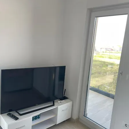 Sunny Day , Three Bedroom With Pool Traù