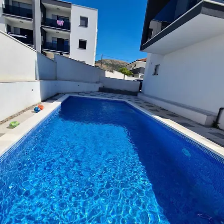 Sunny Day , Three Bedroom With Pool Apartment *