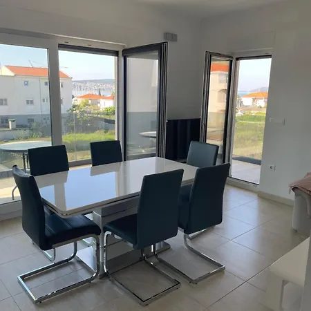 Sunny Day , Three Bedroom With Pool Apartman *