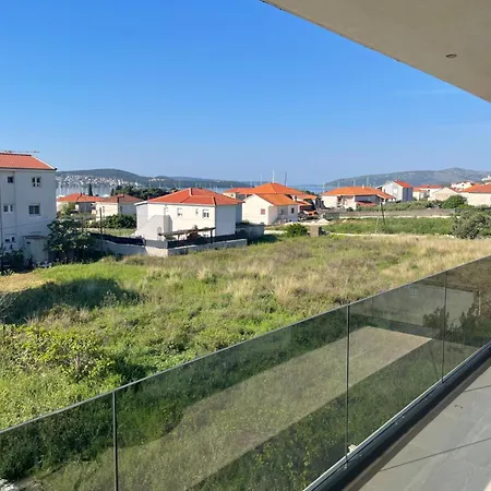 Sunny Day , Three Bedroom With Pool Apartman